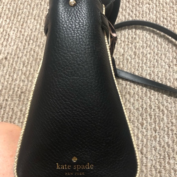 Elegant Black and Cream Handbag - Picture 10 of 13